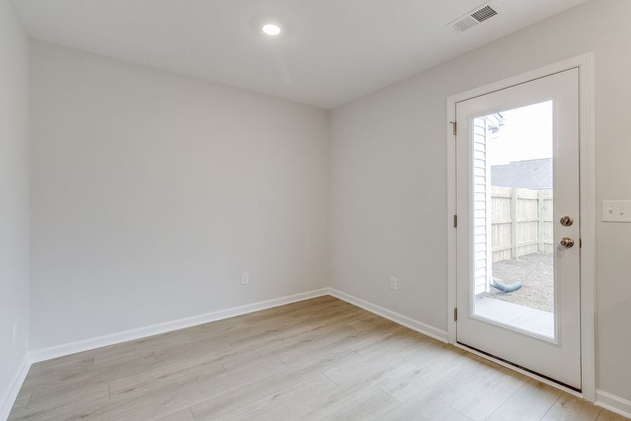 Spacious, unfurnished interior of a new home in Astoria, Columbia (Image 17).