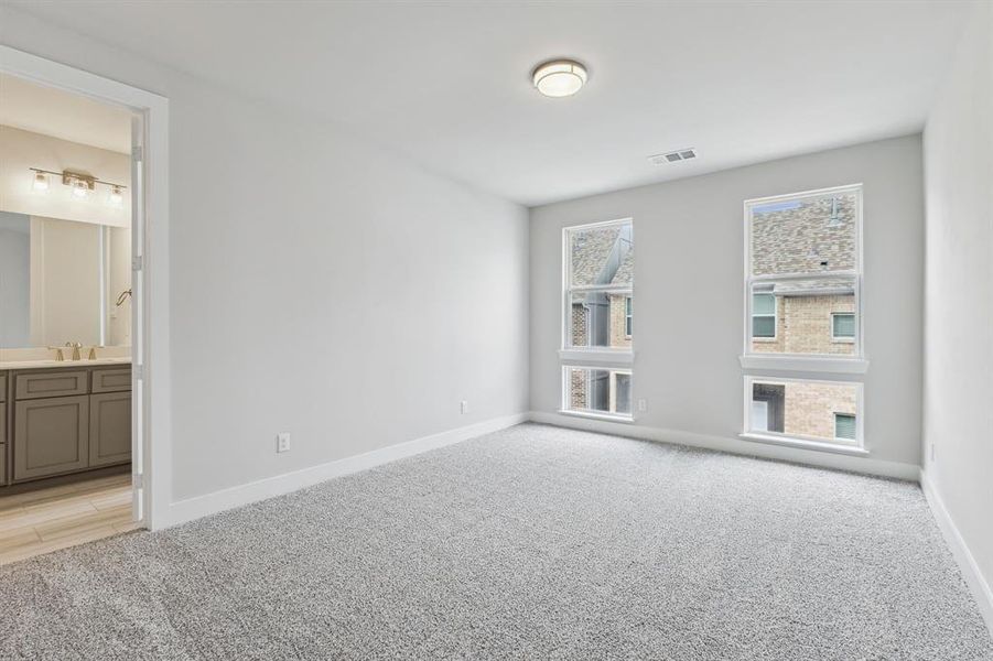 Spacious, unfurnished interior of a new home in SoHo Square, Dallas (Image 17). Spacious, unfurnished interior of a new home in SoHo Square, Dallas (Image 17).