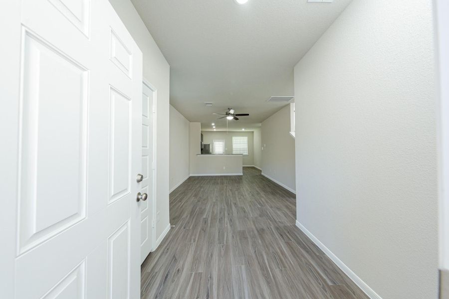 Spacious, unfurnished interior of a new home in Mackenzie Creek, Conroe (Image 10). Spacious, unfurnished interior of a new home in Mackenzie Creek, Conroe (Image 10).