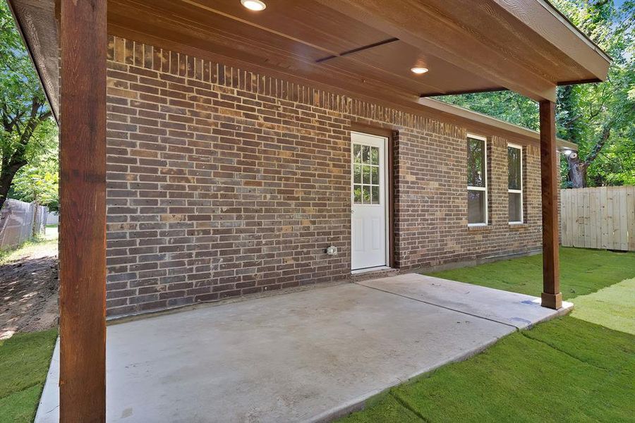 Exterior details and patio area of a home in , Cleburne (Image 4).