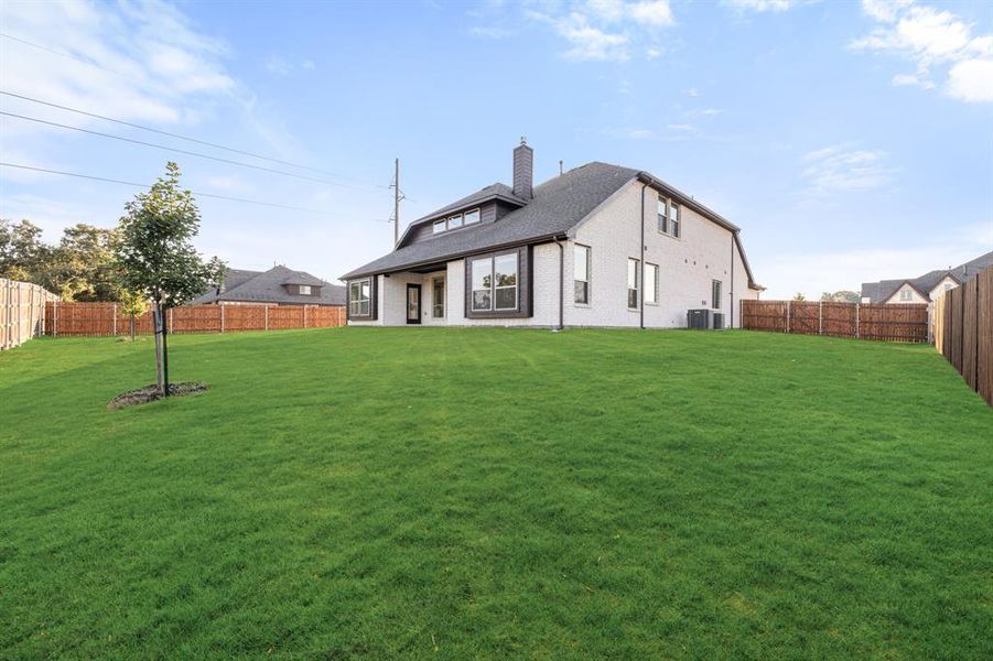 Exterior details and patio area of a home in Triple Diamond Ranch, Mansfield (Image 18).