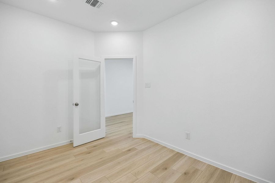 Spacious, unfurnished interior of a new home in Stokesbury, Waller (Image 24).