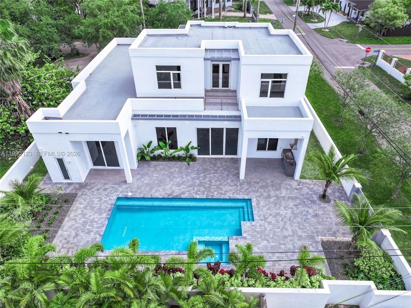 Exterior details and patio area of a home in , Doral (Image 4).