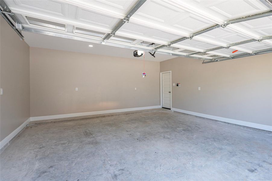 Spacious, unfurnished interior of a new home in , Houston (Image 21).