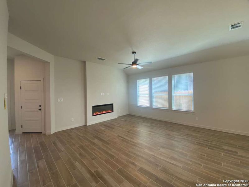 Spacious, unfurnished interior of a new home in Stream Waters, Seguin (Image 20).