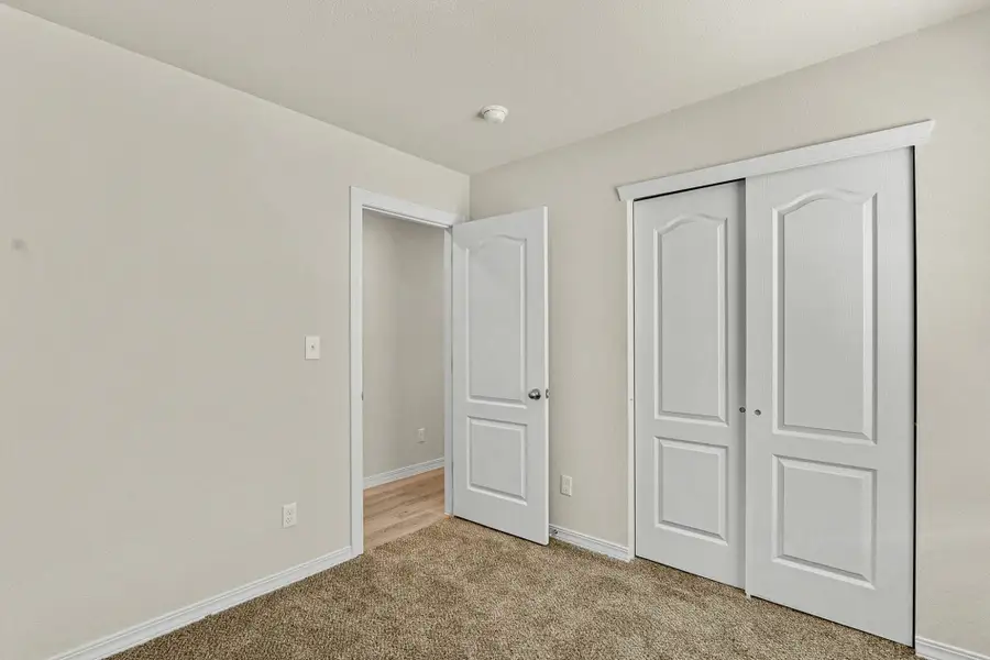 Spacious, unfurnished interior of a new home in Rancho Desierto Bello, Horizon City (Image 21).