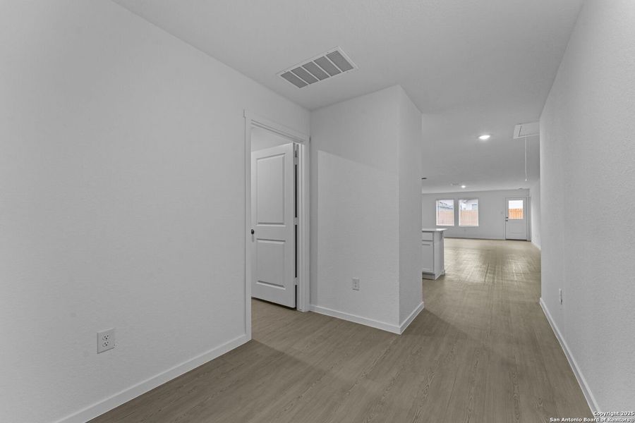 Spacious, unfurnished interior of a new home in , Floresville (Image 16).