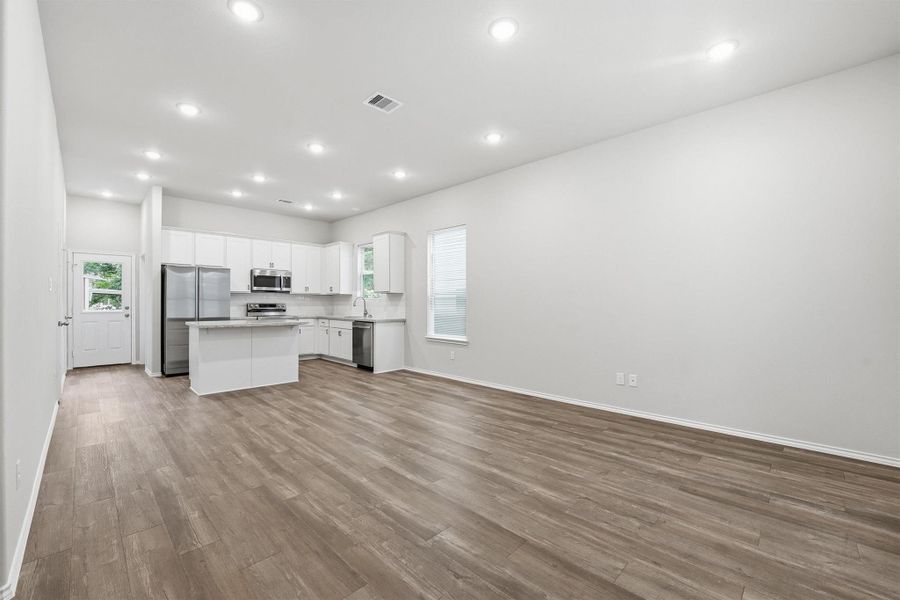 Spacious, unfurnished interior of a new home in , Willis (Image 21).