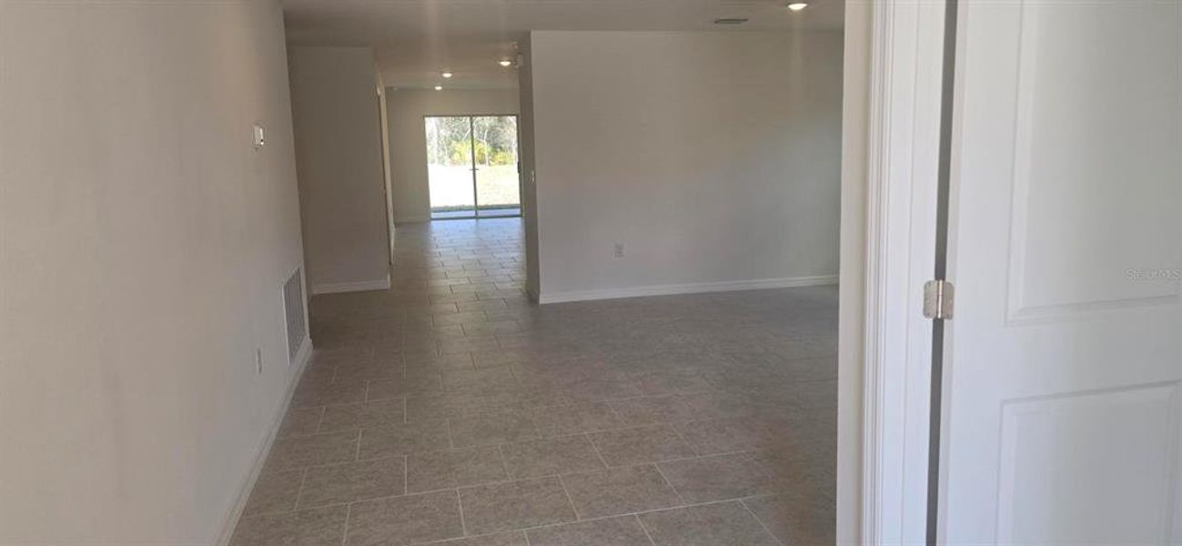 Spacious, unfurnished interior of a new home in Poinciana, Poinciana (Image 9).