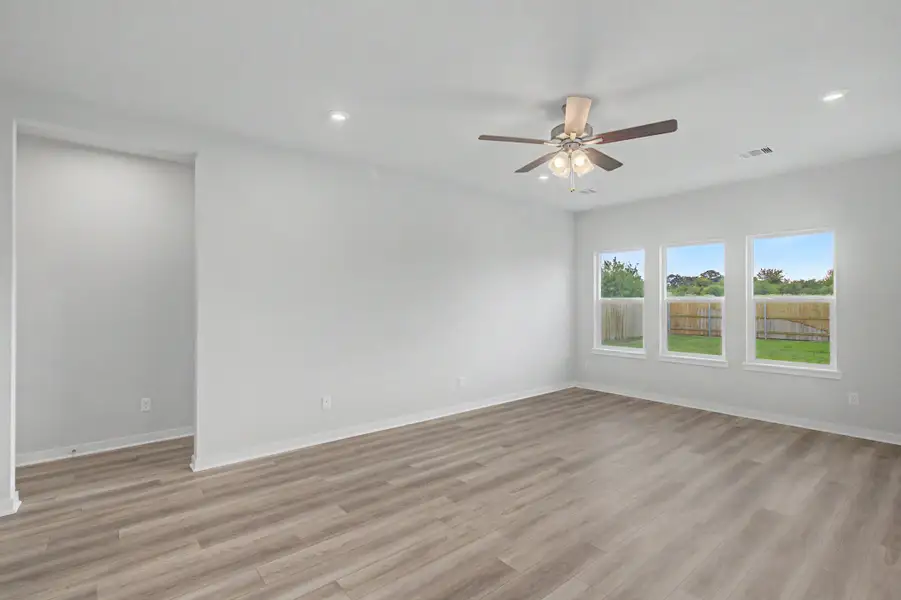 Spacious, unfurnished interior of a new home in Pleasant Hill, Bryan (Image 9).