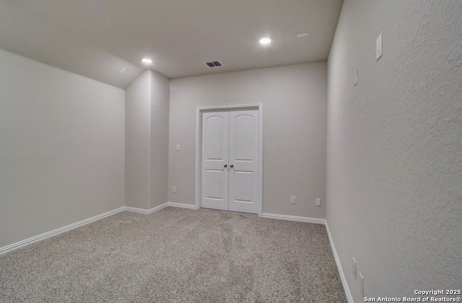 Spacious, unfurnished interior of a new home in Meyer Ranch - Enclave, New Braunfels (Image 16).