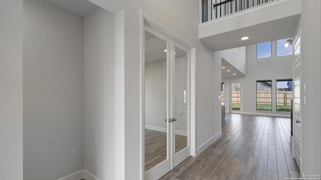 Spacious, unfurnished interior of a new home in Ladera 50', San Antonio (Image 23).