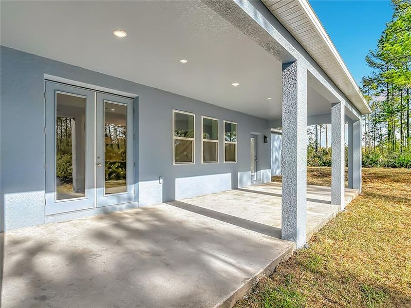 Exterior details and patio area of a home in , Eustis (Image 30).