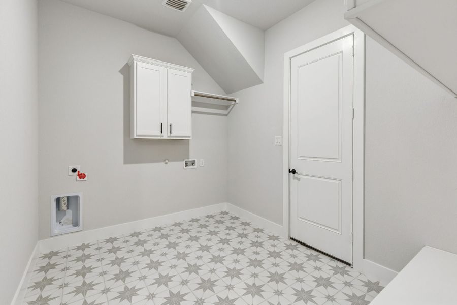 Spacious, unfurnished interior of a new home in Painted Tree Lakeside, McKinney (Image 25).