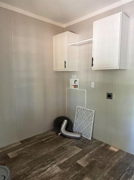 Spacious, unfurnished interior of a new home in , Pelican Bay (Image 9).