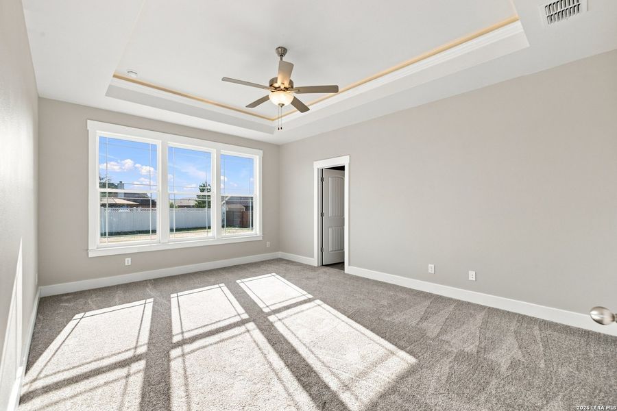 Spacious, unfurnished interior of a new home in Las Palomas Country Club Estates, La Vernia (Image 34).