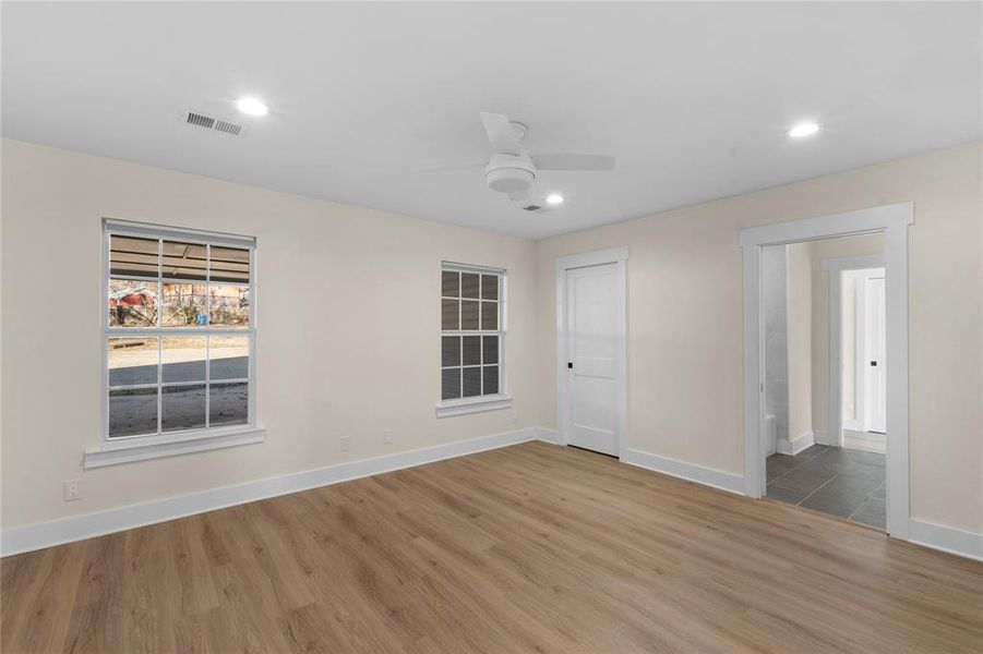 Spacious, unfurnished interior of a new home in , Gun Barrel City (Image 21).
