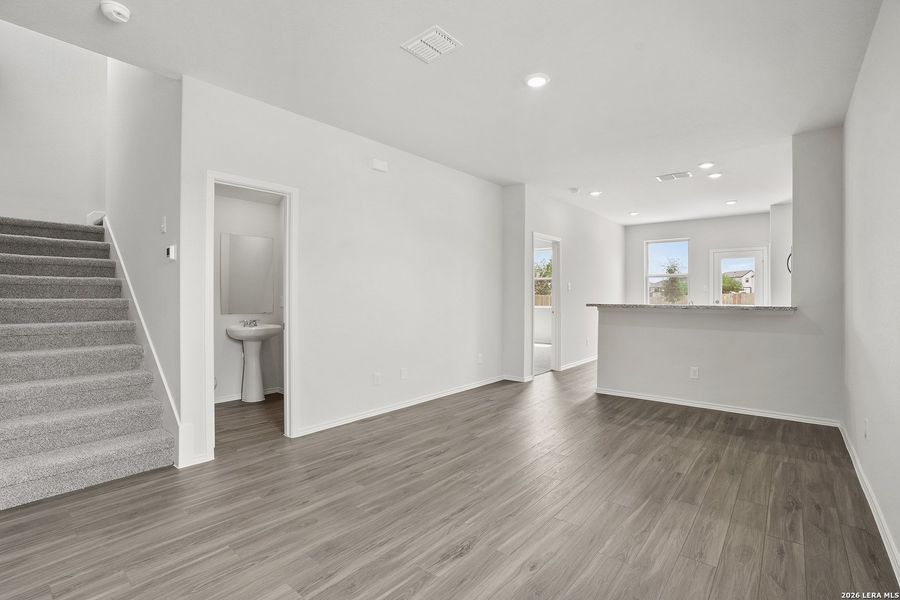 Spacious, unfurnished interior of a new home in Blue Ridge Ranch, San Antonio (Image 13).