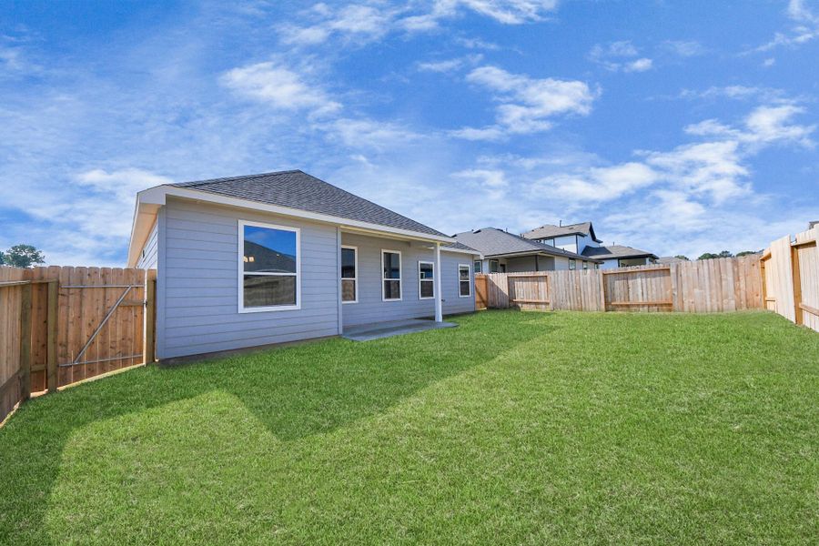 Exterior details and patio area of a home in Lexington Heights, Willis (Image 27).