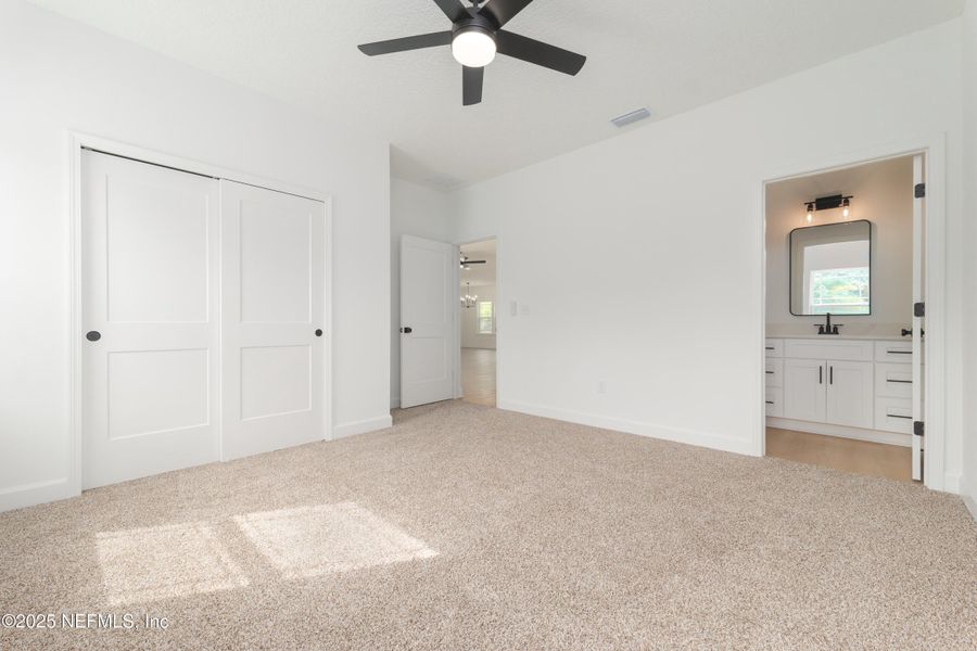 Spacious, unfurnished interior of a new home in , Middleburg (Image 26).