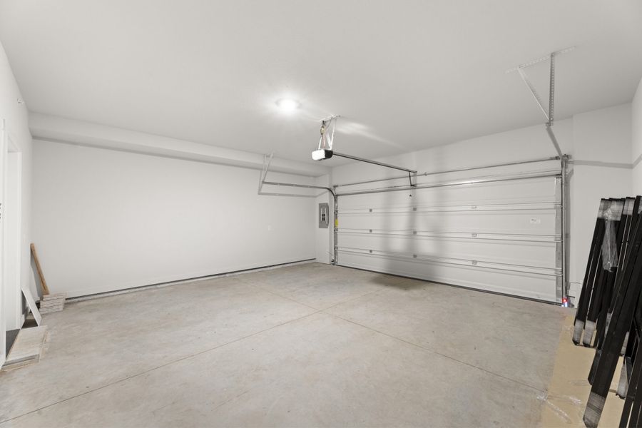Spacious, unfurnished interior of a new home in Ten Mile Creek, Celina (Image 24).