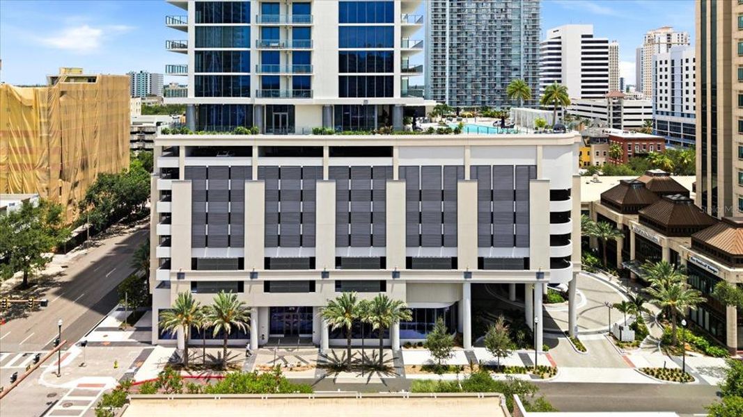 Condo located in St. Petersburg, FL showcasing its design and architecture (Image 5).