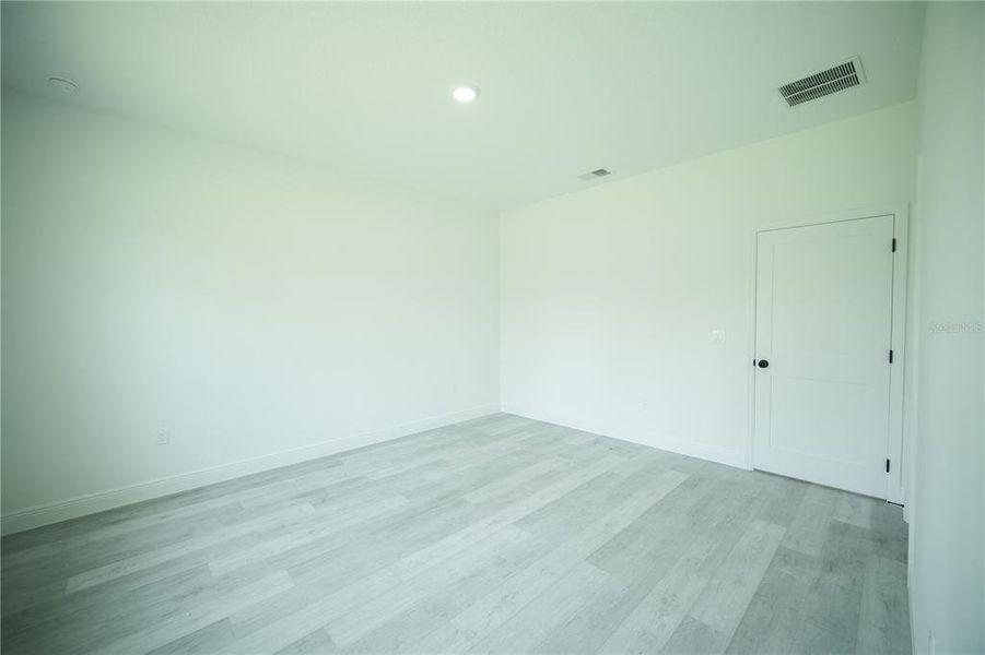 Spacious, unfurnished interior of a new home in , Ocala (Image 12).