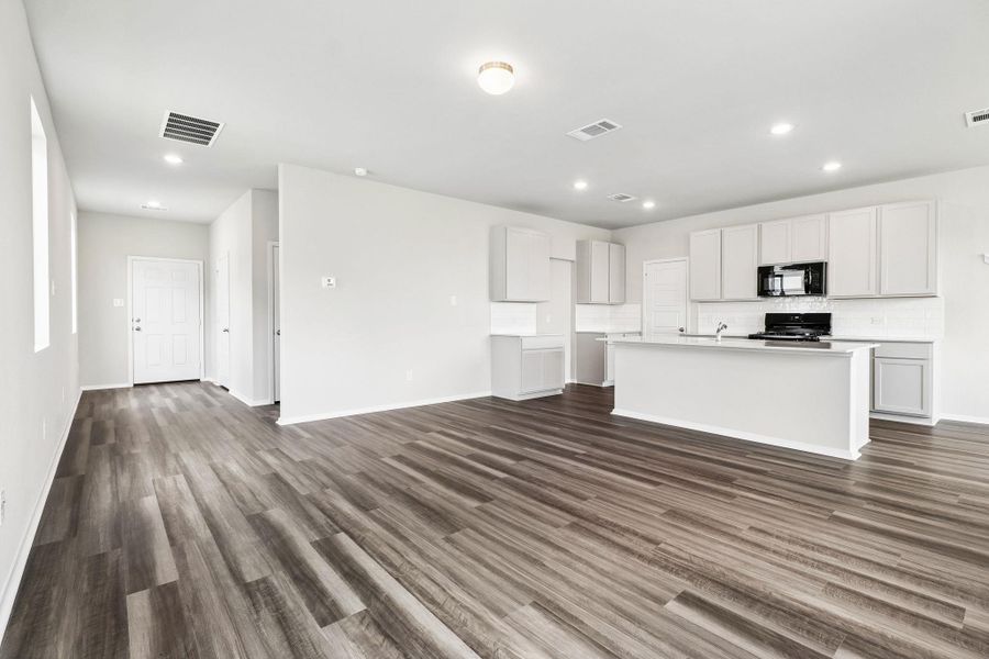 Spacious, unfurnished interior of a new home in Hymeadow, San Marcos (Image 14). Spacious, unfurnished interior of a new home in Hymeadow, San Marcos (Image 14).
