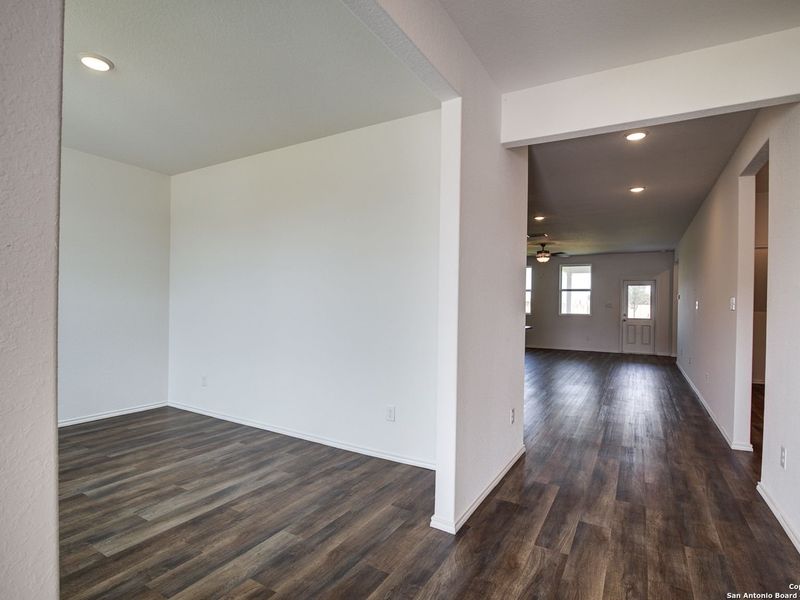 Spacious, unfurnished interior of a new home in Hannah Heights, Seguin (Image 15).