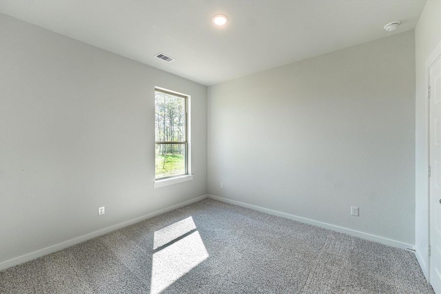 Spacious, unfurnished interior of a new home in Deer Pines, Conroe (Image 36).