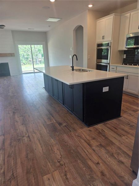 Large Island in Navy Blue with Quartz counter tops Large Island in Navy Blue with Quartz counter tops