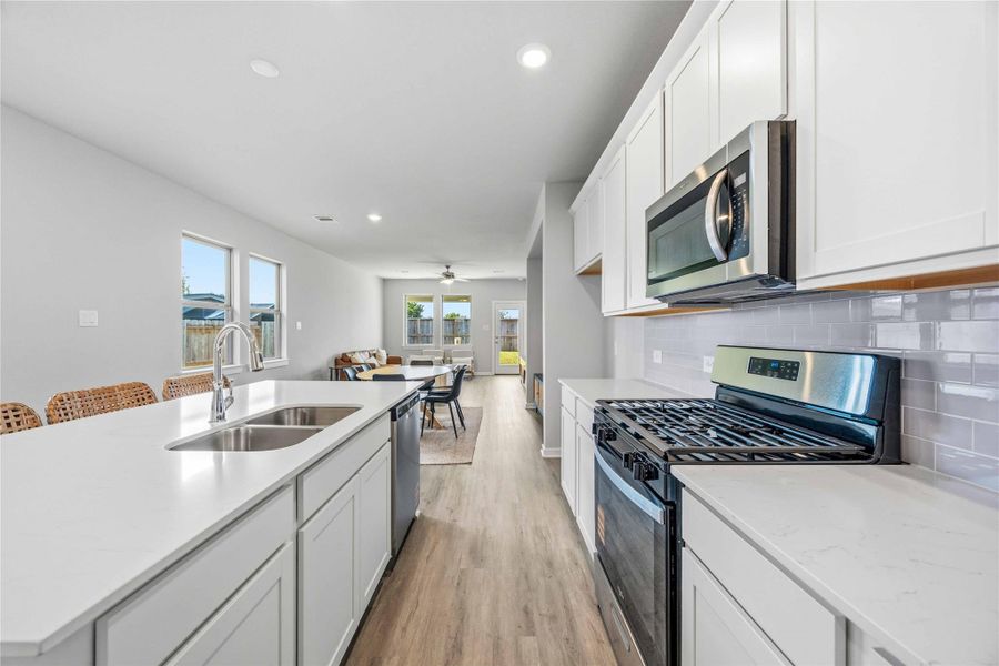 Furnished interior view inside a new home in La Segarra 40', Brookshire (Image 12).
