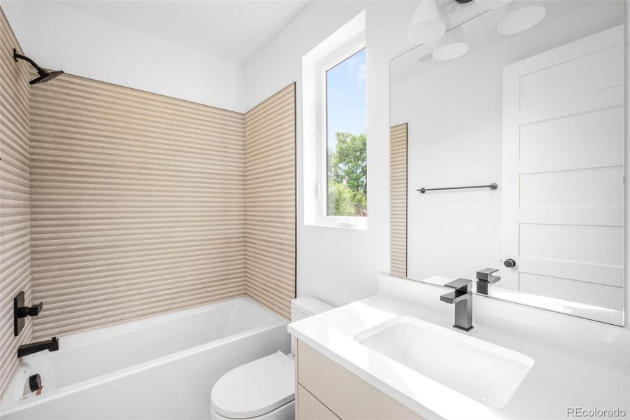 Secondary en-suite bathroom