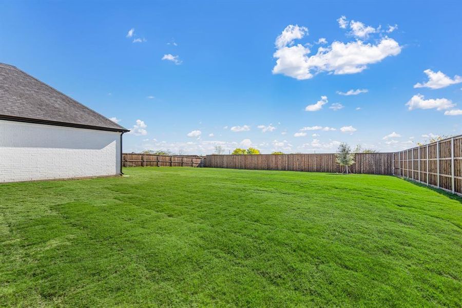 Exterior details and patio area of a home in NorthGlen, Haslet (Image 4).
