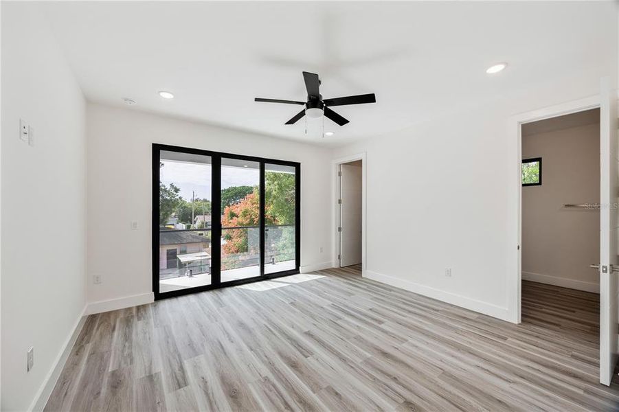 Spacious, unfurnished interior of a new home in , Tampa (Image 30).