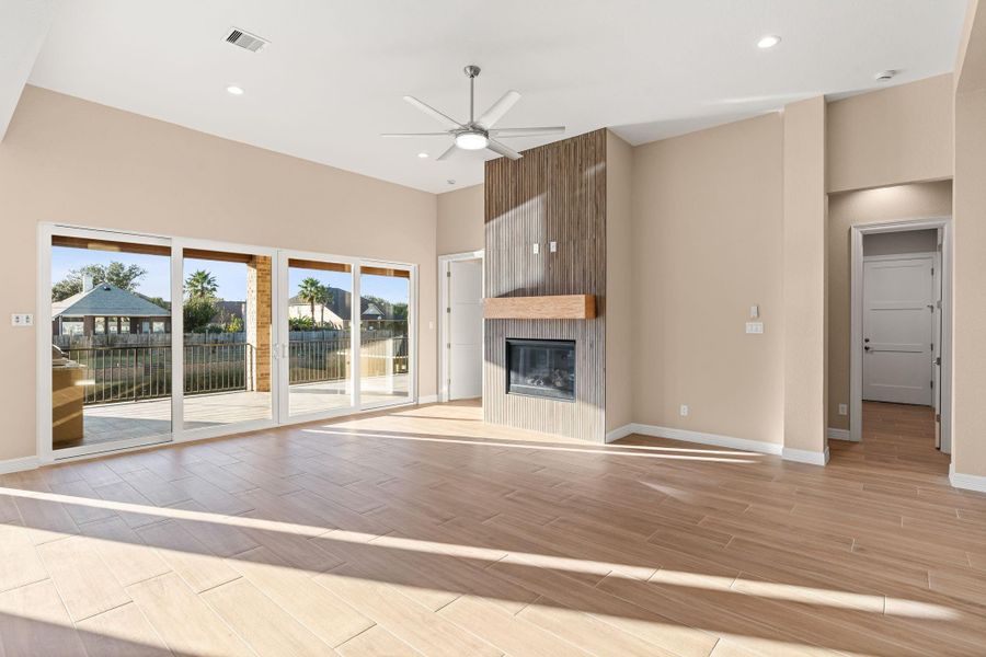 Spacious, unfurnished interior of a new home in , Kemah (Image 26).