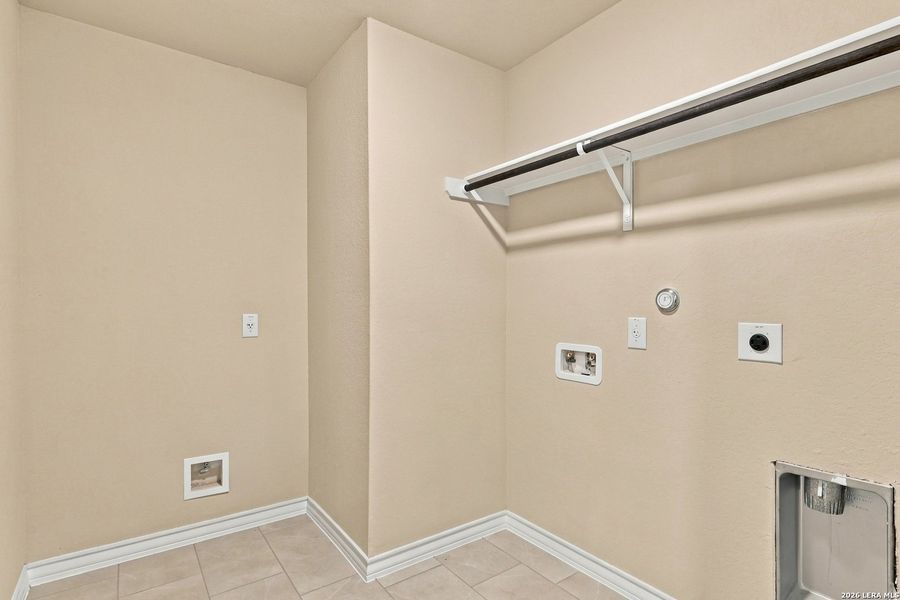 Spacious, unfurnished interior of a new home in , Poteet (Image 30).