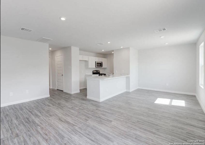 Spacious, unfurnished interior of a new home in Las Colinas, Kenedy (Image 5).