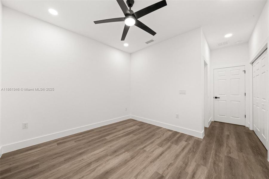 Spacious, unfurnished interior of a new home in , Sebring (Image 29).
