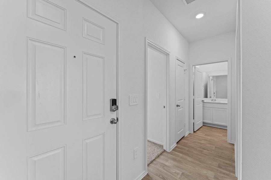 Spacious, unfurnished interior of a new home in Durango, Mustang Ridge (Image 10).