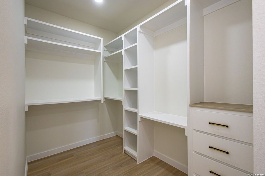 Spacious, unfurnished interior of a new home in , Laredo (Image 25).