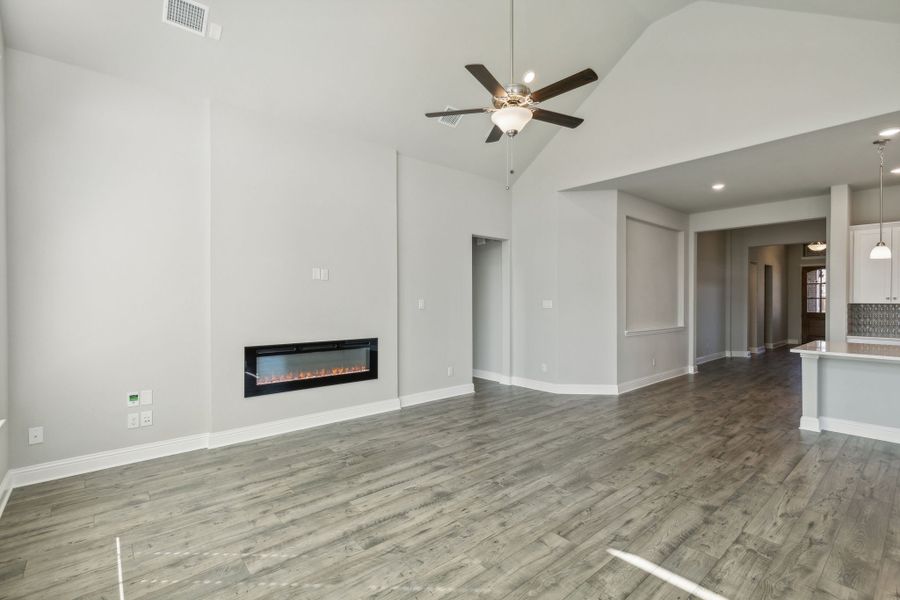 Spacious, unfurnished interior of a new home in Oaks of North Grove, Waxahachie (Image 19). Spacious, unfurnished interior of a new home in Oaks of North Grove, Waxahachie (Image 19).