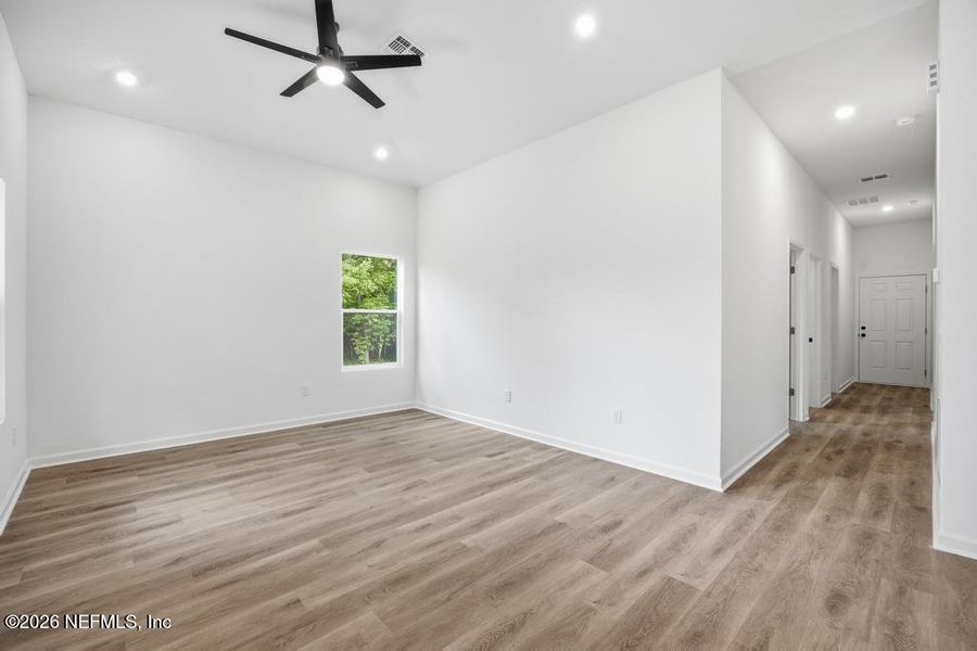 Spacious, unfurnished interior of a new home in , Jacksonville (Image 10).