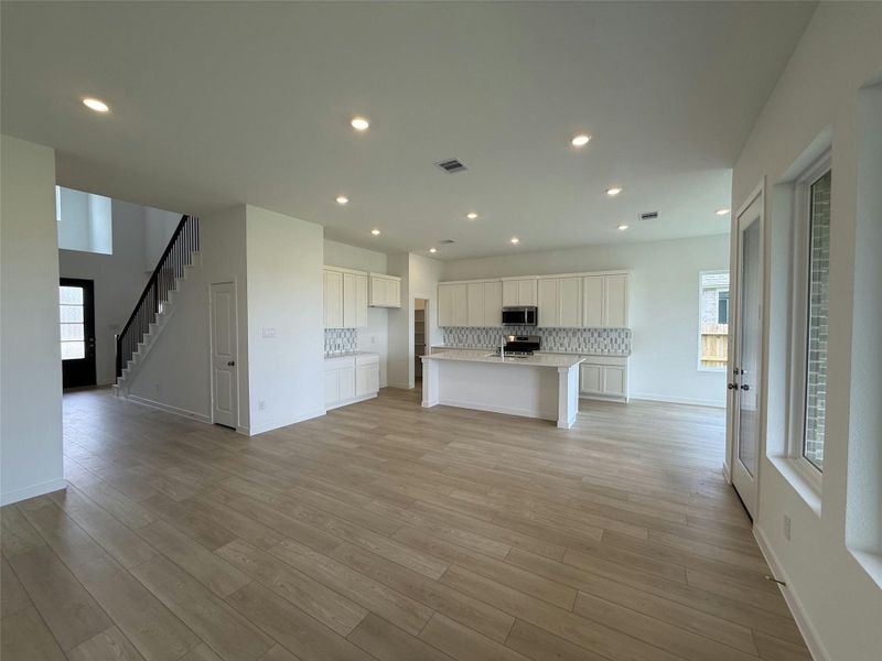 Spacious, unfurnished interior of a new home in Samara, League City (Image 20).