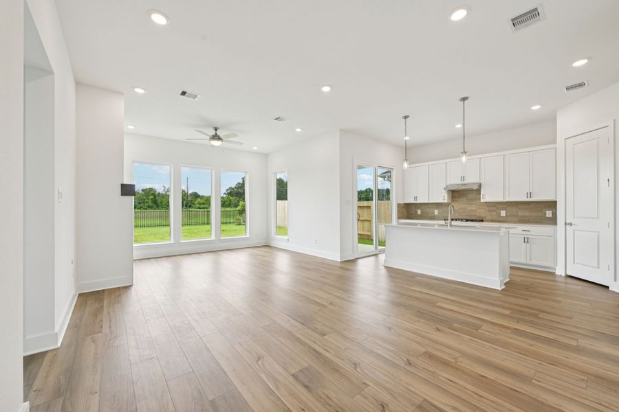 Spacious, unfurnished interior of a new home in Winfrey Estates, Tomball (Image 6).