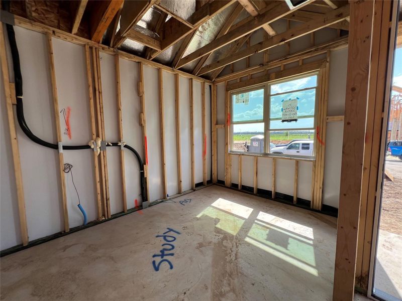 Spacious, unfurnished interior of a new home in Rolling Glen, Hutto (Image 11).