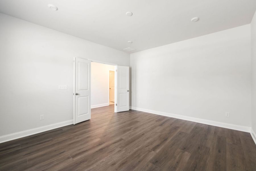 Spacious, unfurnished interior of a new home in Waterways, Richmond Hill (Image 13).