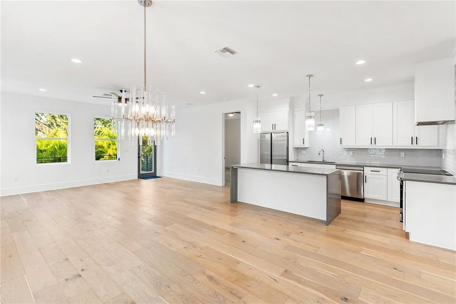 Spacious, unfurnished interior of a new home in , Sarasota (Image 20).