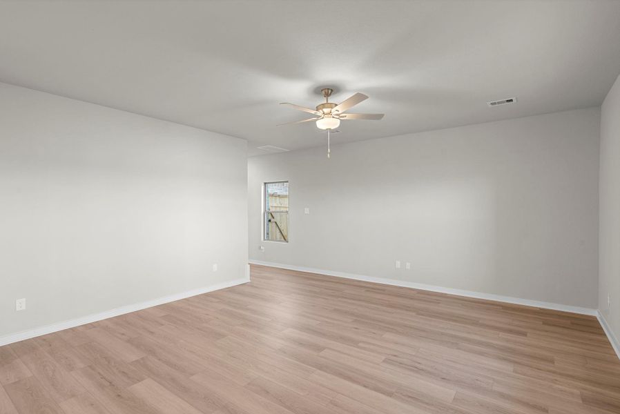 Spacious, unfurnished interior of a new home in Creekhaven, Rosharon (Image 16).