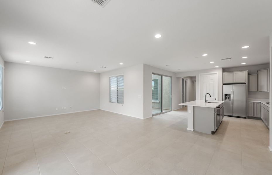 Spacious, unfurnished interior of a new home in Sun City Anthem at Merrill Ranch, Florence (Image 19).